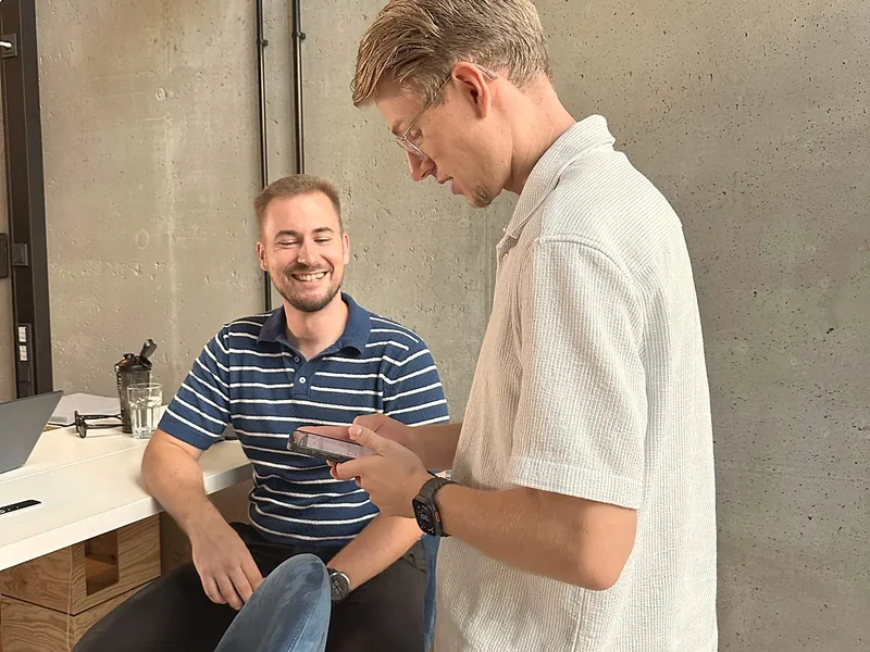 Trainer und Teilnehmer stimmen sich am Platz ab